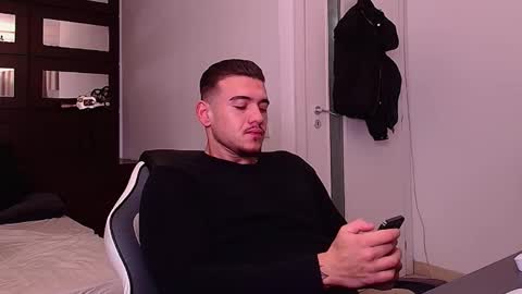 Snapshot of elijahthorne chatting on 12.19.25 ElijahThorne online show from 12.19.25