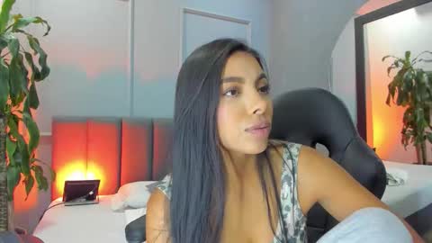 Snapshot of elisa_castrillon chatting on 11.27.25 Elisa online show from 11.27.25