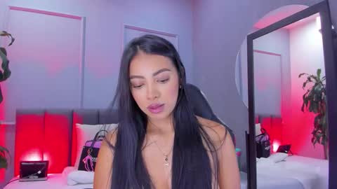 Snapshot of elisa_castrillon chatting on 12.04.25 Elisa online show from 12.04.25