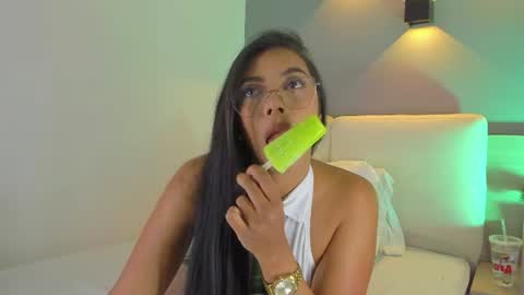 Snapshot of elisa_castrillon chatting on 06.19.26 Elisa online show from 06.19.26