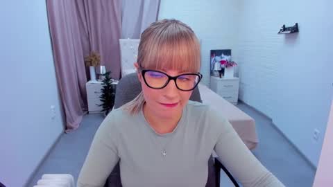 Snapshot of elisabethmills chatting on 01.08.25 Elisabeth online show from 01.08.25