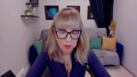 Snapshot of elisabethmills chatting on 01.16.25 Elisabeth online show from 01.16.25