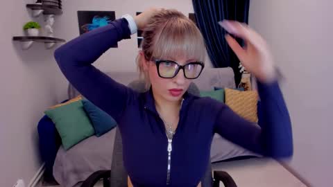 Snapshot of elisabethmills chatting on 01.16.25 Elisabeth online show from 01.16.25