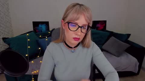 Snapshot of elisabethmills chatting on 02.03.25 Elisabeth online show from 02.03.25