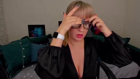 Snapshot of elisabethmills chatting on 02.06.25 Elisabeth online show from 02.06.25