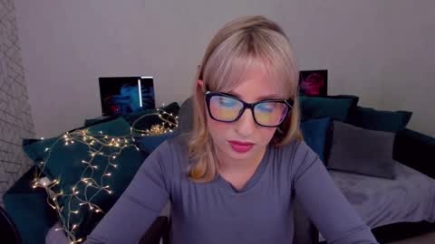 Snapshot of elisabethmills chatting on 02.10.25 Elisabeth online show from 02.10.25