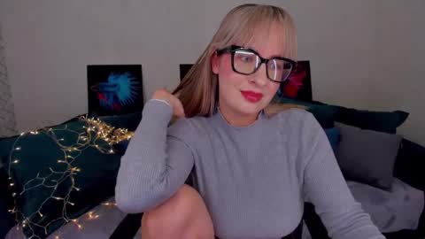 Snapshot of elisabethmills chatting on 02.14.25 Elisabeth online show from 02.14.25