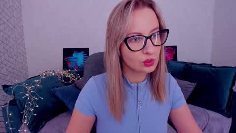 Snapshot of elisabethmills chatting on 03.11.25 Elisabeth online show from 03.11.25