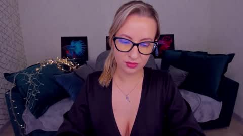 Snapshot of elisabethmills chatting on 03.12.25 Elisabeth online show from 03.12.25