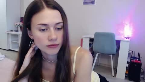 Snapshot of eliscuteblonde chatting on 09.13.25 Elis online show from 09.13.25