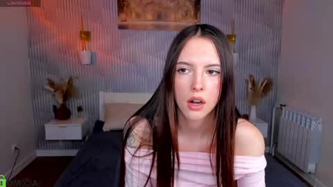 Snapshot of elise_robbie chatting on 04.17.26 Elise online show from 04.17.26