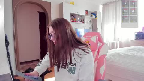 Snapshot of elisejays chatting on 02.28.25 Elise    online show from 02.28.25