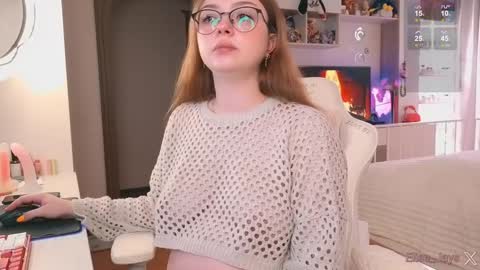 Snapshot of elisejays chatting on 10.21.25 Elise    online show from 10.21.25