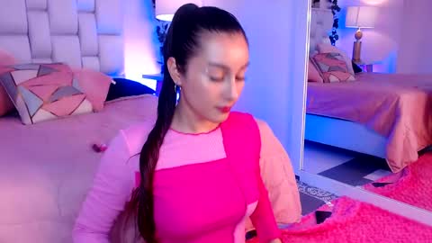 Snapshot of elisevalmont chatting on 05.30.26 ELISE online show from 05.30.26