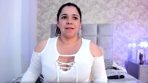 Snapshot of elizabeth_colleman chatting on 02.10.25 Elizabeth online show from 02.10.25