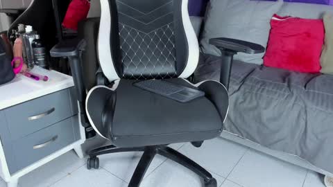 Snapshot of elizbeth_777 chatting on 02.04.25 elizbeth_777 online show from 02.04.25