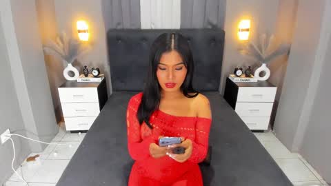 Snapshot of ella______ chatting on 12.04.24 Ella online show from 12.04.24