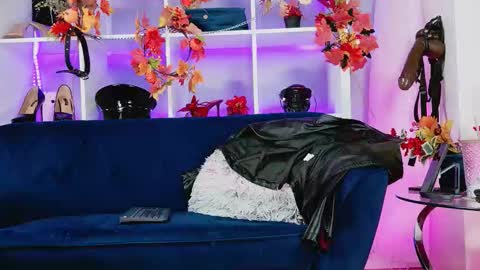 Snapshot of ella_kross chatting on 09.19.25 ella_kross online show from 09.19.25