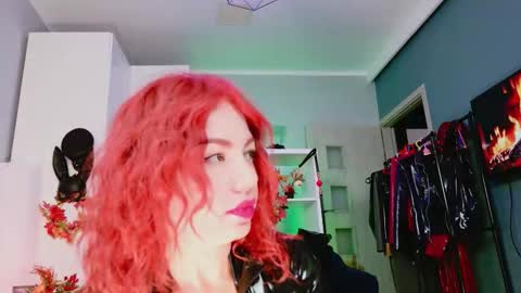 Snapshot of ella_kross chatting on 10.04.25 ella_kross online show from 10.04.25