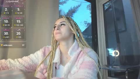 ella_vee online show from 10.29.25
