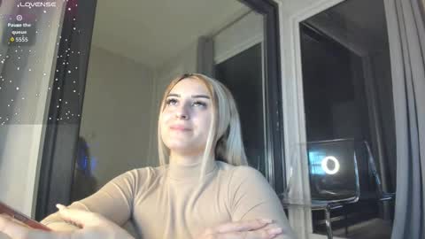 ella_vee online show from 11.08.25