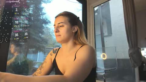 ella_vee online show from 11.28.25