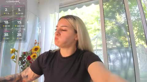 Snapshot of ella_vee chatting on 06.06.26 ella_vee online show from 06.06.26