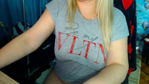 Snapshot of ellabella36dd chatting on 12.13.25 IsaBella online show from 12.13.25