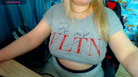 Snapshot of ellabella36dd chatting on 03.12.26 IsaBella online show from 03.12.26