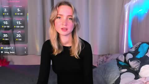 Snapshot of ellabloom chatting on 11.07.25 Ella online show from 11.07.25