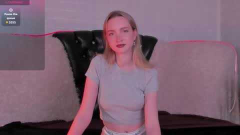 Snapshot of ellabloom chatting on 11.28.25 Ella online show from 11.28.25