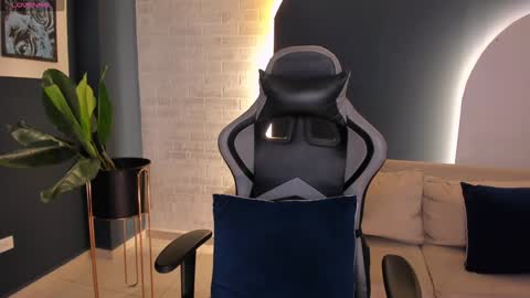 Snapshot of ellaclark chatting on 01.19.25 EllaClark online show from 01.19.25