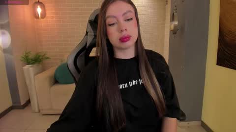 Snapshot of ellaclark chatting on 10.19.25 EllaClark online show from 10.19.25