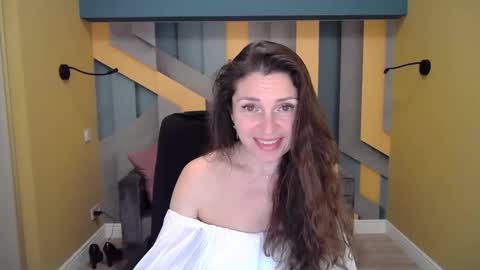 Snapshot of ellalongs chatting on 01.05.25 EllaLongs online show from 01.05.25