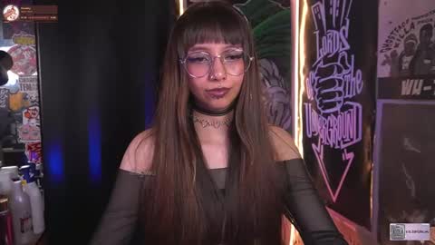 Snapshot of elle_uwu chatting on 10.21.25 follow me on instagram . online show from 10.21.25