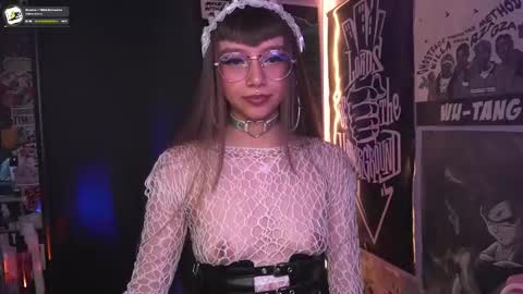 Snapshot of elle_uwu chatting on 11.18.25 follow me on instagram . online show from 11.18.25