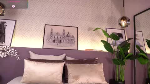 Snapshot of ellediane chatting on 12.15.25 Elle Diane online show from 12.15.25