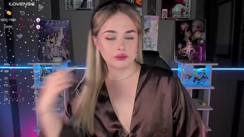 Snapshot of ellensoftt chatting on 11.06.25 Maria online show from 11.06.25