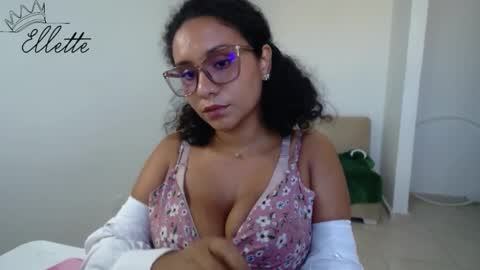 Snapshot of ellette_ chatting on 02.06.25 princess online show from 02.06.25