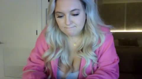 Snapshot of ellieplaysxo chatting on 02.21.26 Ellie online show from 02.21.26