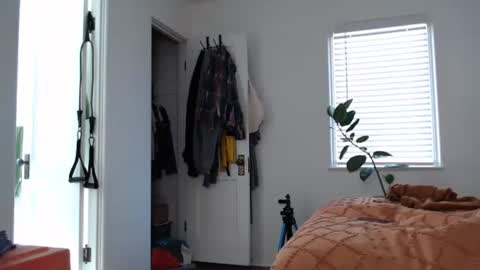 Ellie Rowyn online show from 12.17.25