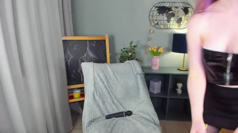 Snapshot of elliup chatting on 03.25.26 elliup online show from 03.25.26