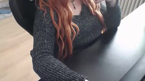 Snapshot of elly_petite chatting on 10.29.25 Elly online show from 10.29.25