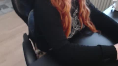 Snapshot of elly_petite chatting on 11.22.25 Elly online show from 11.22.25