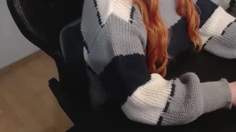 Snapshot of elly_petite chatting on 12.04.25 Elly online show from 12.04.25