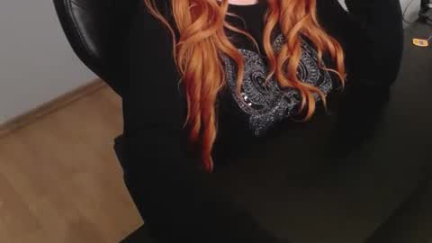 Snapshot of elly_petite chatting on 12.14.25 Elly online show from 12.14.25