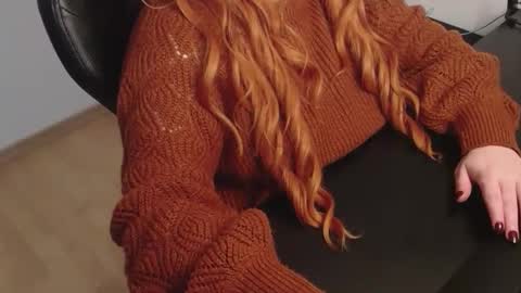 Snapshot of elly_petite chatting on 12.18.25 Elly online show from 12.18.25