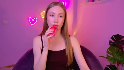 Snapshot of ellycolins_ chatting on 05.31.26 Elly online show from 05.31.26