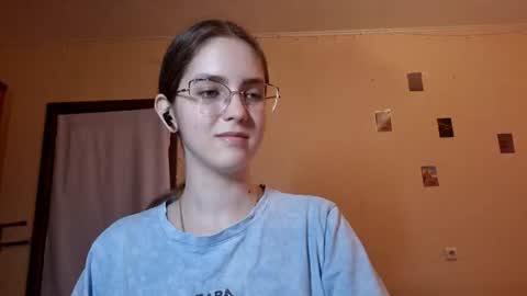 Snapshot of elmeraurora chatting on 06.14.26 Kate online show from 06.14.26