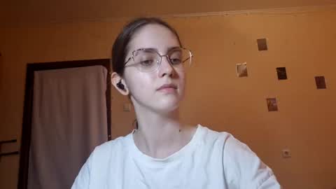 Snapshot of elmeraurora chatting on 06.18.26 Kate online show from 06.18.26